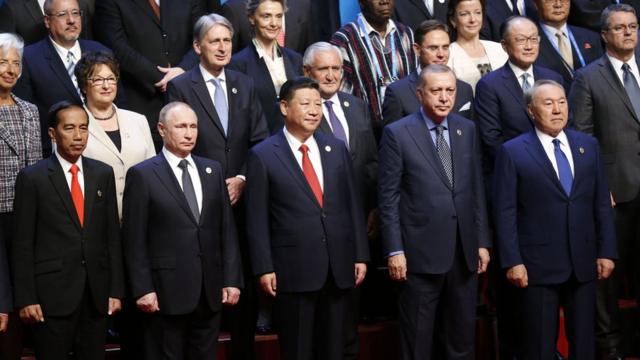 北京“一带一路”国际峰会开幕式上习近平（前中）与各国领袖合照（中新社图片14/5/2017）