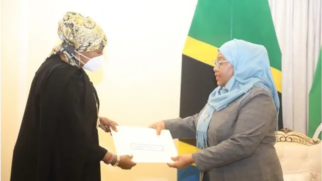 Rais wa Jamhuri ya Muungano wa Tanzania, Samia Suluhu Hassan akipokea Bahasha yenye ujumbe kutoka kwa Balozi Amina Mohamed, mjumbe maalumu wa Rais wa Jamhuri ya Kenya ,Uhuru Kenyatta Ikulu Jijini Dar es Salaam