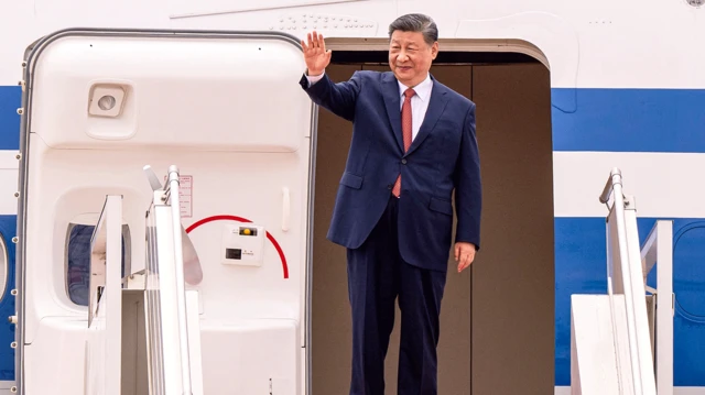 習近平在金邊國際機場揮手道別。