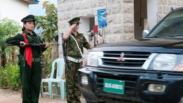 KIA အမျိုးသမီးတပ်ဖွဲ့ဝင်တွေကို ဌာနချုပ်မှာတွေ့ရစဉ် (ပုံဟောင်း) 