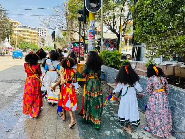 ኣብ ጎደናታት መቐለ ከበሮ ሒዘን ዝዘላ ደቂ ኣሸንዳ