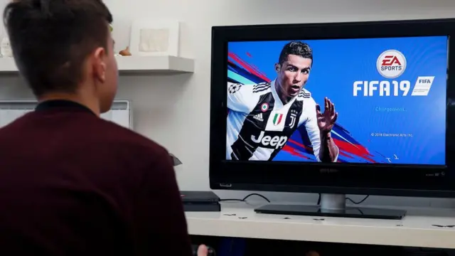 Un joven se prepara para jugar FIFA