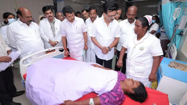 ਤਮਿਲਨਾਡੂ ਦੇ ਮੁੱਖ ਮੰਤਰੀ ਐਮਕੇ ਸਟਾਲਿਨ ਹਸਪਤਾਲ ਵਿੱਚ ਜ਼ਖ਼ਮੀਆਂ ਨੂੰ ਮਿਲਦੇ ਹੋਏ।