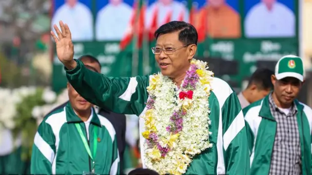 ညှိနှိုင်းကွပ်ကဲရေးမှူး(ကြည်း၊ ရေ၊ လေ)ဟောင်း အငြိမ်းစားဗိုလ်ချုပ်ကြီးမြထွန်းဦးမဲဆွယ်စည်းရုံးနေပုံ