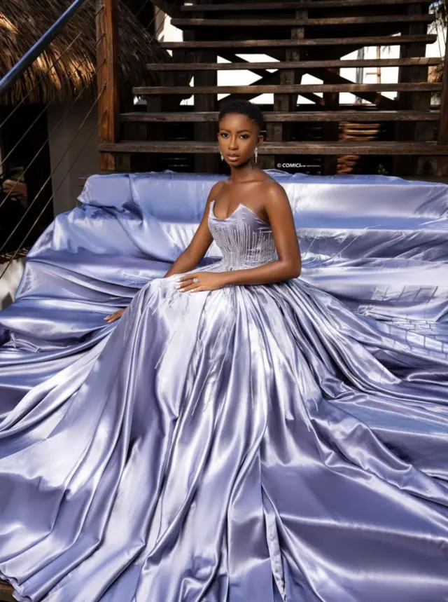 Miss Côte d'Ivoire pose assise dans une robe