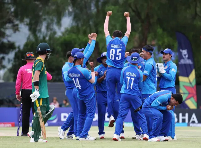 افغان لوبډله د جنوبي افریقا لوبغاړي د سوځولو پرمهال په خوښۍ سره یو ځای شوي دي.