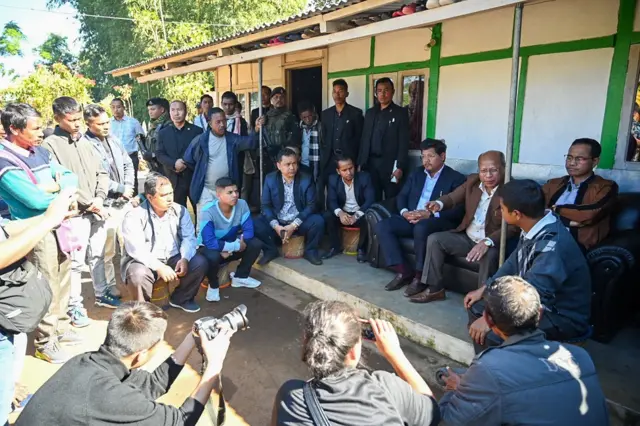 গুলিতে নিহতদের পরিবারেরর সঙ্গে কথা বলছেন মেঘালয়ের মুখ্যমন্ত্রী কনরাড সাংমা