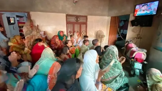 अरशद के गांव का माहौल