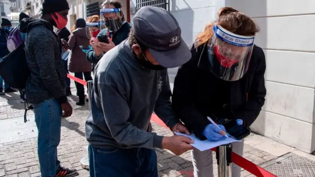 Chilnnos retirando dinero de sus fondos de pensiones.