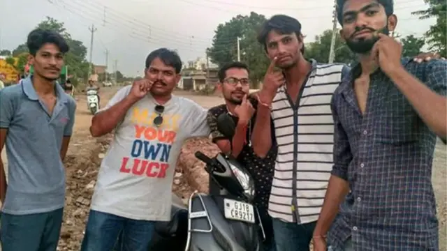 අපි අපේ රැවුල වවනවා - දලිත් තරුණයන් කණ්ඩායමක්