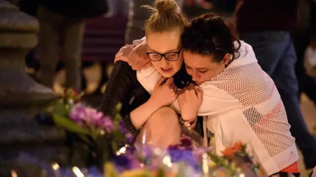 Mujeres se abrazan en la plaza Albert Square, Manchester.