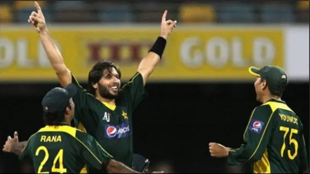 શાહિદ આફ્રિદી અને અન્ય પાકિસ્તાની ખેલાડીઓ.