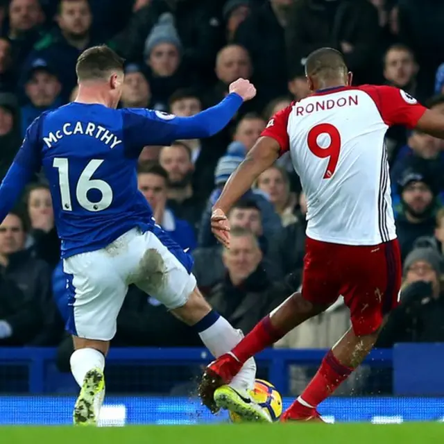 Salomón Rondón y James McCarthy