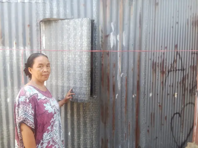 Ina, 51 tahun, warga Makassar mengaku sedih karena putrinya yang 15 tahun harus putus sekolah karena masalah biaya.