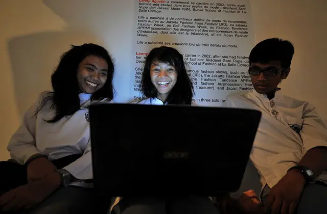 Siswa Indonesia menggunakan laptop di sebuah museum di Jakarta pada 7 Mei 2010.