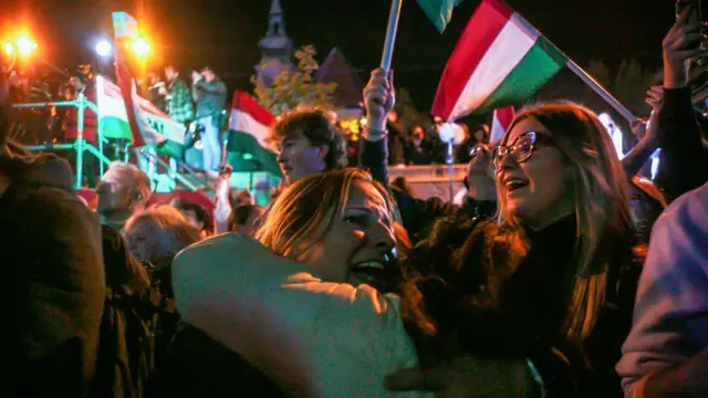 Węgrzy świętują po zwycięskim przemówieniu Pétera Magyara