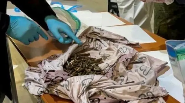 হামলার পর ঘটনাস্থল থেকে রাশিয়ান নিরাপত্তা বাহিনীর সদস্যরা বিপুল পরিমান গুলি উদ্ধার করে