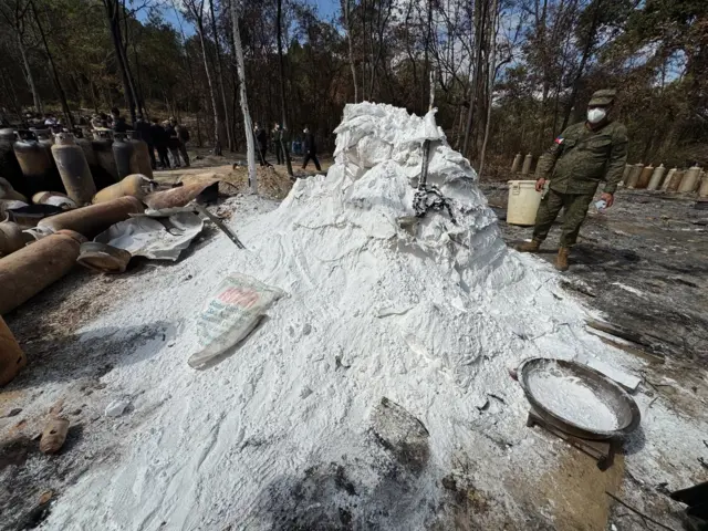 ဘိန်းဖြူနဲ့ မူးယစ်ဆေးထုတ်လုပ်မှုများလို့ဆိုကာပြသမှု 