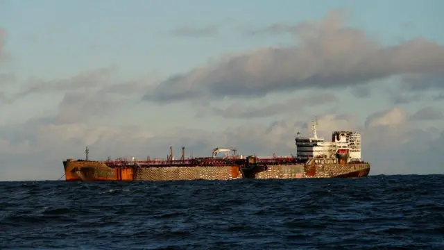 На фотографии, сделанной 12 марта 2025 года, запечатлен танкер MV Stena Immaculate на якоре в Северном море у побережья Уитернси, к востоку от Англии, после того, как 10 марта он был протаранен контейнеровозом Solong.