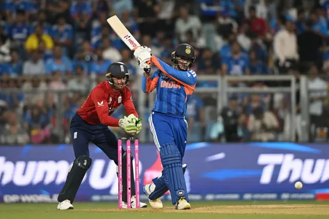 ਭਾਰਤ ਦੇ ਓਪਨਰ ਅਭਿਸ਼ੇਕ ਸ਼ਰਮਾ ਸੈਮੀਫਾਈਨਲ ਮੁਕਾਬਲੇ ਵਿੱਚ ਸ਼ਾਟ ਖੇਡਦੇ ਹੋਏ 