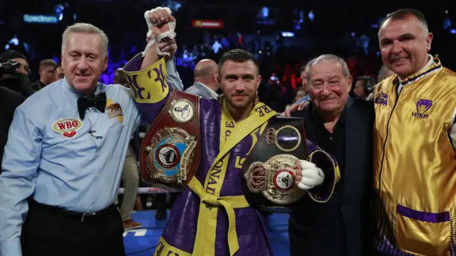 Суддя піднімає руку Ломаченка