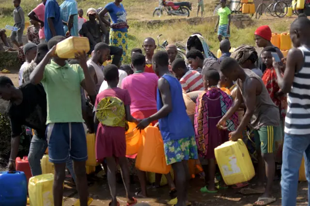 Kw'ibombo rimwe rikizamwo amazi mu Gatunguru mu buraruko bushira ubuseruko bw'igisagara ca Bujumbura, July 2023