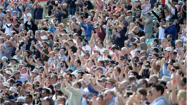 కుక్ సెంచరీ చేయగానే స్టేడియంలో ప్రేక్షకులంతా నిల్చొని అతడికి చప్పట్లతో అభినందనలు తెలిపారు.