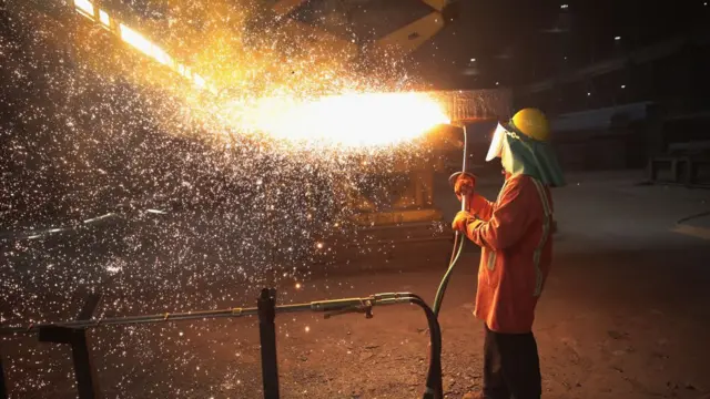 一名钢铁厂工人在工作