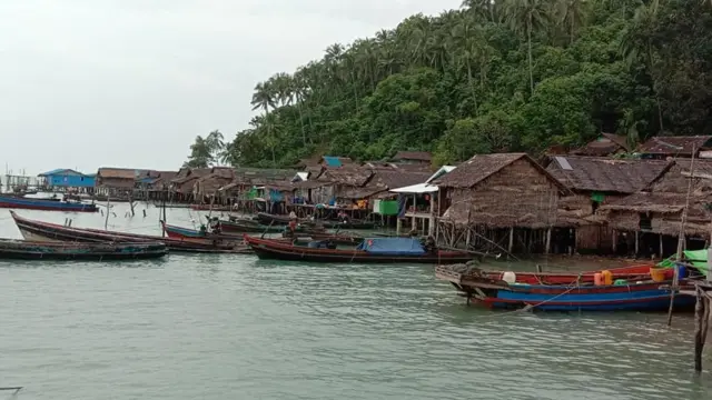 ရေလုပ်ငန်းလုပ်ကိုင်တဲ့ ဒေသခံတွေရဲ့ လှေငယ်တွေ