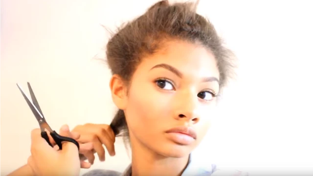 Девушка с ножницами