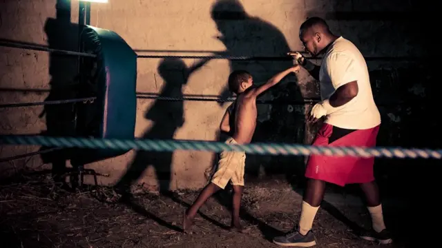 Alan treina aluno em arena da escola