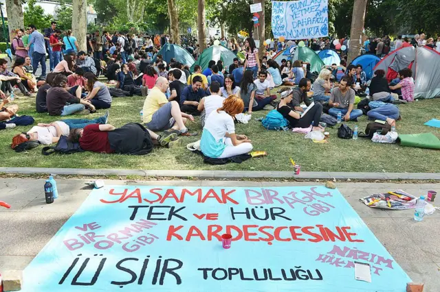 Gezi Parkı'nda toplanan gençler