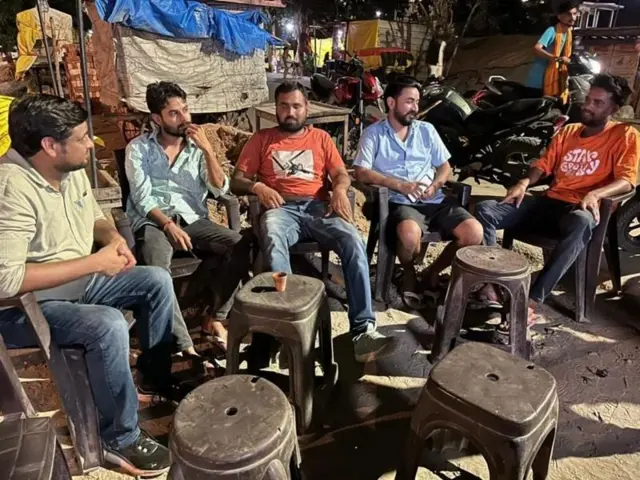 ਬੀਬੀਸੀ ਪੱਤਰਕਾਰ ਦਿਲ ਨਵਾਜ਼ ਪਾਸ਼ਾ (ਸਭ ਤੋਂ ਖੱਬੇ) ਅਯੁੱਧਿਆ ਦੇ ਨੌਜਵਾਨਾਂ ਦੇ ਨਾਲ