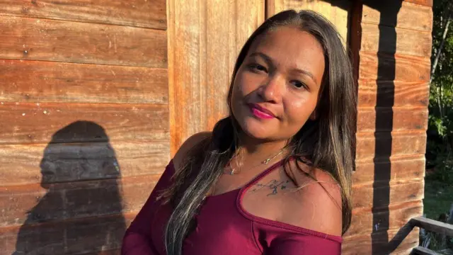 تكسب عائلة بيانكا تيليس لقمة العيش من مزارع الكسافا