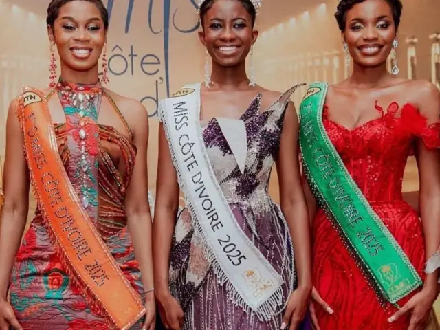 Miss Côte d'Ivoire 2025 (au centre) pose avec ses dauphines