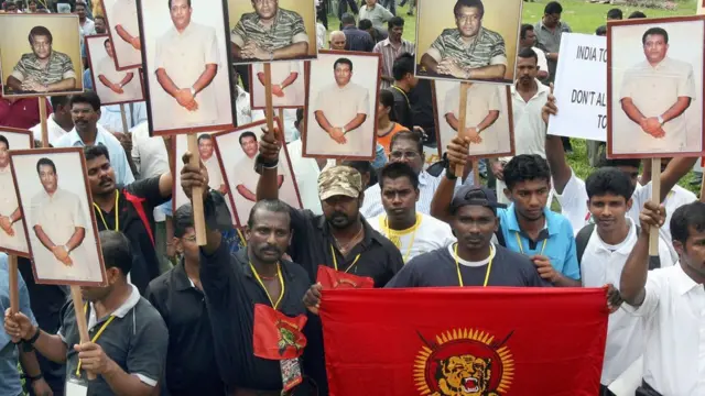 விடுதலைப் புலிகளுக்கு ஆதரவாக கருத்து தெரிவித்ததால் சர்ச்சையில் சிக்கிய அமைச்சர் விஜயகலா ராஜிநாமா