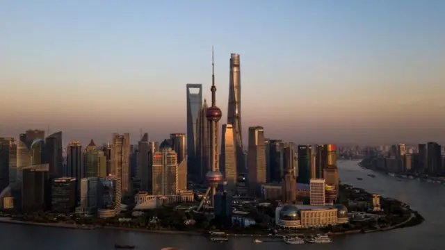 Ban đêm Pudong lung linh soi hình dưới bóng nước sông Hoàng Phố