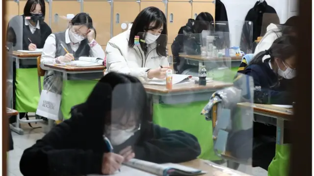 23일 오후 대전 중구 한빛고등학교 3학년 교실에서 고3 수험생들이 가림막을 설치하고 수능 공부를 하고 있다