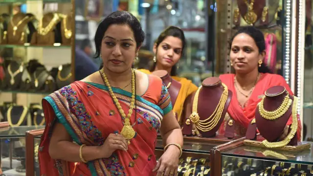 બીબીસી ગુજરાતી, સોનું, ડોનાલ્ડ ટ્રમ્પ, ગોલ્ડ, ટ્રેડ વોર, ટેરિફ, સોનાનો ભાવ, જ્વેલરી, લગ્નમાં સોનાની ખરીદી, સોનું ક્યારે ખરીદવું, સોનાનો ભાવ કેટલો, સોનું કેટલું મોંઘું