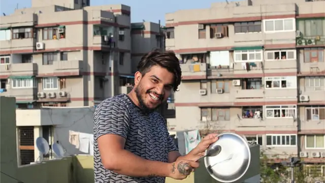 హెల్త్ వర్కర్స్కి మద్దతుగా పళ్లాలపై చప్పుడు చేస్తున్న ప్రజలు