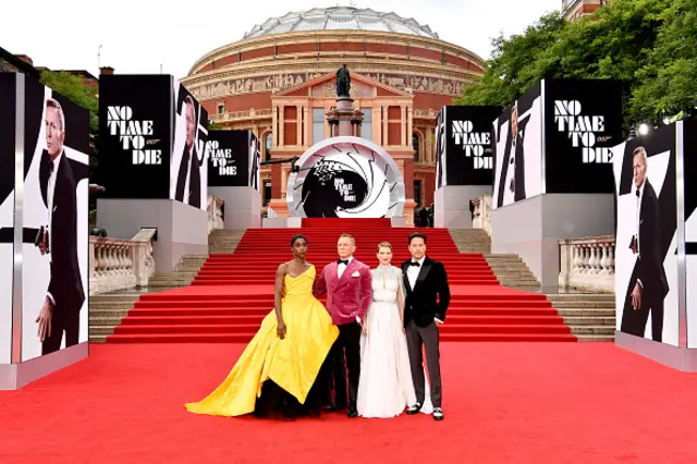 А вот и главные герои: Лашана Линч, Дэниел Крейг, Леа Сеуйду и примкнувший к ним режиссер Кэри Фукунага