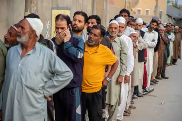 শ্রীনগরের শহরতলিতে ভোটের লাইনে কাশ্মীরিরা। ২৫ সেপ্টেম্বর, ২০২৪
