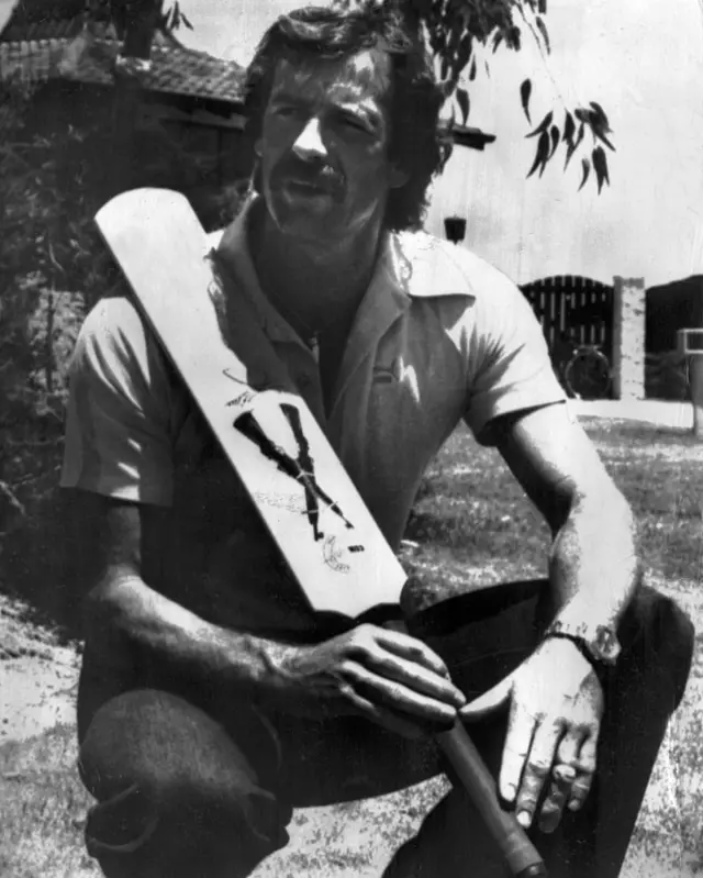 डेनिस लिली त्यांच्या अॅल्युमिनियम बॅटसोबत