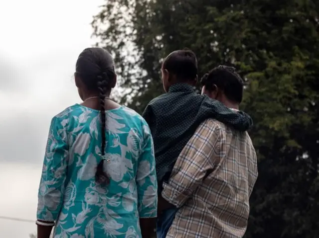 தலசீமியா நோயின் காரணமாக, அவரது மகனுக்கு மாதத்தில் இரண்டு முறை ரத்தம் மாற்றம் செய்ய வேண்டியிருந்தது. அதற்காக அவர்கள் மாதத்திற்கு இரண்டு முறை சதார் மருத்துவமனைக்கு வர வேண்டும்.