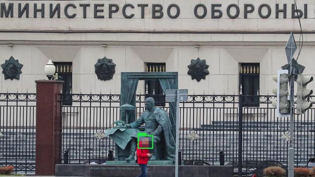 Человек на фоне здания Минобороны России