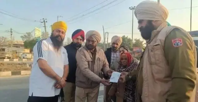 हमीदा बानो यांचं भारतात स्वागत करताना पोलीस कर्मचारी