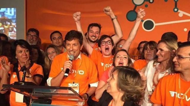 João Amoêdo fala ao microfone