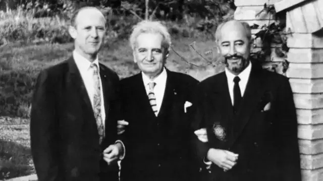 Wanachama watatu wa "Kikosi cha Kifo", William Pickering (kushoto), Theodore von Kármán (katikati) na Frank J. Malina (kulia), katika picha ya 1960