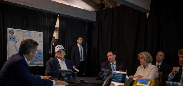 وائٹ ہاؤس کی جانب سے جاری اس تصویر میں ڈونلڈ ٹرمپ کو سفید ’یو ایس اے‘ کی ٹوپی پہنے ایران کی صورتحال کا جائزہ لیتے دیکھا جا سکتا ہے۔