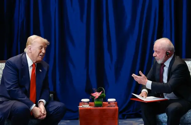 Lula e Trump durante reunião na Malásia